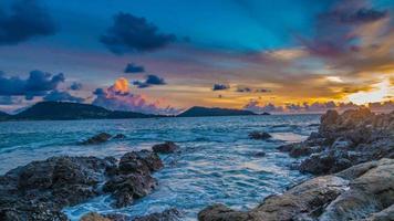 bel tramonto con cielo nuvoloso e ardente. video