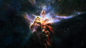 voo espacial para o pilar de gás de poeira da montanha mística na nebulosa carina