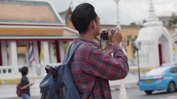 aziatische man solo-toeristen die een foto maken van de gigantische schommel van thailand. video