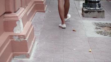 cerrar piernas joven asiático turistas solitarios caminando. video