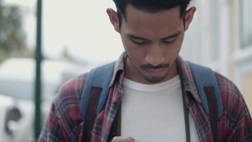 uomo asiatico che usa la cinepresa per scattare una foto mentre si cammina per strada in thailandia. video