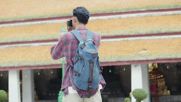 blogger asiatico dell'uomo felice che gode del viaggio di stile di vita di svago. video