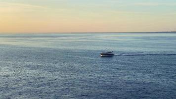 båt i havet vid solnedgången video