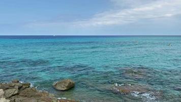 côte de la mer avec des nuages video