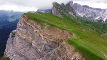 über die Seceda-Berge fliegen video