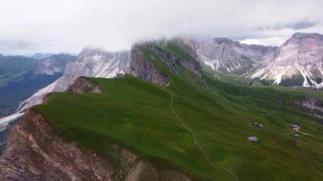 vista aérea de las montañas seceda video