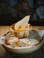 aperitivo - paté de gelatina con pita y decorado con pera foto