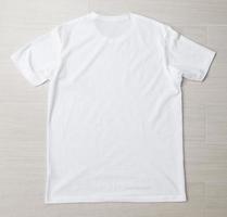 Plantilla de maqueta de camiseta blanca en blanco en el piso foto