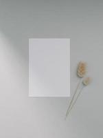 maqueta de tarjeta de invitación, plantilla de tarjeta de felicitación en blanco. endecha plana, estilo minimalista foto