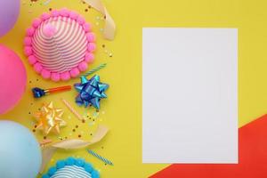 Fondo de feliz cumpleaños, decoración de fiesta colorida laicos plana con tarjeta de invitación de volante sobre fondo amarillo pastel foto