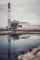 leyendo la central eléctrica, tel aviv, israel foto