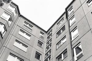 Antiguo edificio de apartamentos europeo vista desde abajo foto