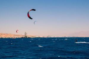 windsurfistas navegando en el mar rojo foto