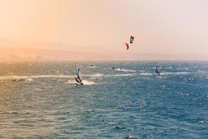 windsurfistas navegando en el mar rojo foto