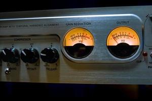 Ecualizador mezclador de sonido con muchos botones y medidor de vu en estudio de grabación foto