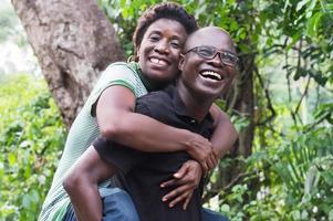 pareja feliz divirtiéndose para remolcar. foto