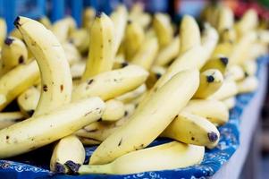 provision and sale of bananas on a table.