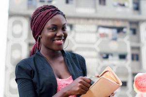 mujer joven sonriente con un bolso. foto