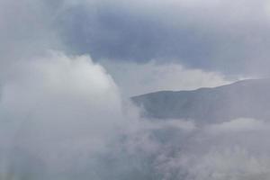 niebla niebla nubes cascadas en la montaña paisaje noruego jotunheimen noruega. foto