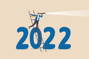 año 2022 perspectiva económica, pronóstico o visionario para ver el futuro por delante, concepto de desafío y oportunidad de negocio, empresario inteligente sube la escalera para ver a través del telescopio en el número del año 2022.