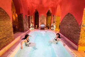 Dos mujeres disfrutando de baños árabes hammam en Granada foto