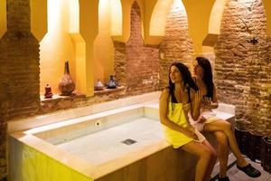 Dos mujeres disfrutando de baños árabes hammam en Granada foto