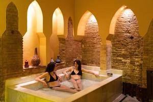 Dos mujeres disfrutando de baños árabes hammam en Granada foto