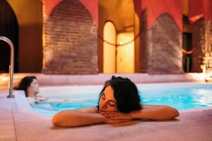 Dos mujeres disfrutando de baños árabes hammam en Granada