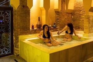 Dos mujeres disfrutando de baños árabes hammam en Granada foto