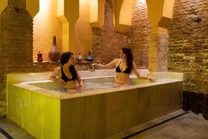 Dos mujeres disfrutando de baños árabes hammam en Granada foto