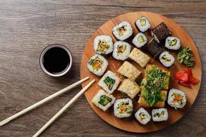 sushi en plato redondo de madera
