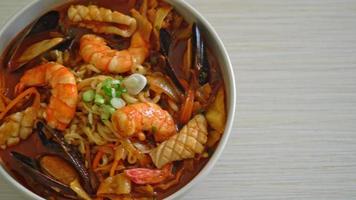 jjampong - sopa de fideos de marisco picante coreano video