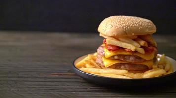 burger de porc avec fromage, bacon et frites video