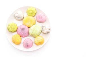 postre mochi sobre fondo blanco foto
