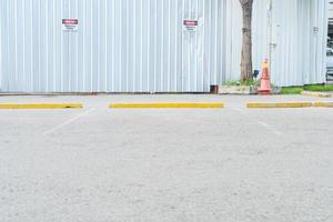 Coche de estacionamiento vacío para el fondo foto