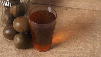 fruta de monje o luo han guo. frutos secos para una bebida edulcorante saludable. foto