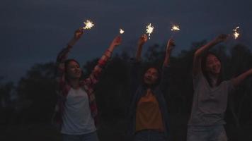 aziatische vrouw met sterretjes die nieuwjaar viert met vrienden video