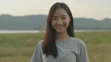 asiatische Frau, die in die Kamera lächelt video
