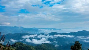 paesaggio di lasso di tempo di nebbia mattutina. video