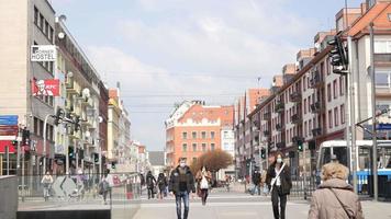 pessoas caminhando pela rua central da cidade de Wroclaw, na Polônia video