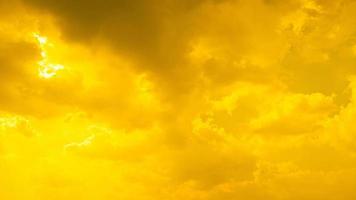 fondo abstracto de amarillo nublado foto