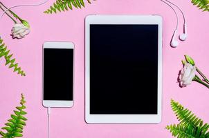 tableta móvil y digital en rosa foto