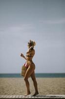 mujer joven, en, biquini, ambulante, en, un, playa, en, verano foto