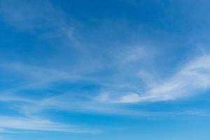 hermoso cielo azul claro en verano mira como el cielo foto