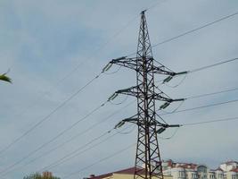 Líneas eléctricas en la ciudad, cables tensos en una estructura metálica. foto