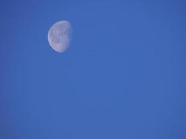 luna temprano en la mañana en el campo foto