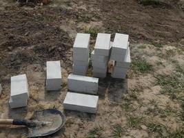 ladrillos de construcción, materiales de piedra para el trabajo foto