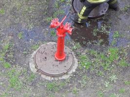 el trabajo de los bomberos para extinguir las bocas de incendio foto
