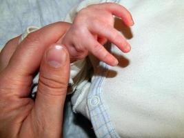 la mano de un niño y un adulto foto