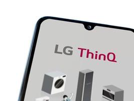 Pantalla de inicio de la aplicación lg thinq con logotipo en la pantalla de un teléfono inteligente móvil negro aislado sobre fondo blanco. foto